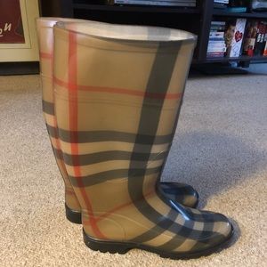 Burberry rain boots- like new!